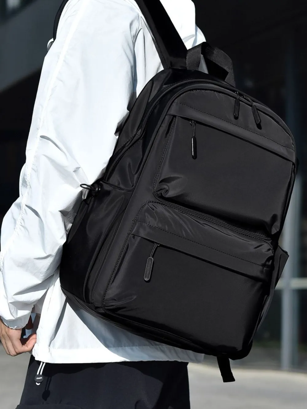 Multi-pocket adjustable shoulder strap laptop backpack - Image 4