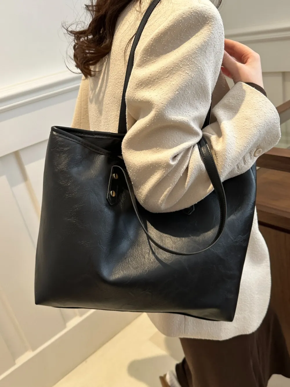 Leather Medium Shoulder Bag - Image 3