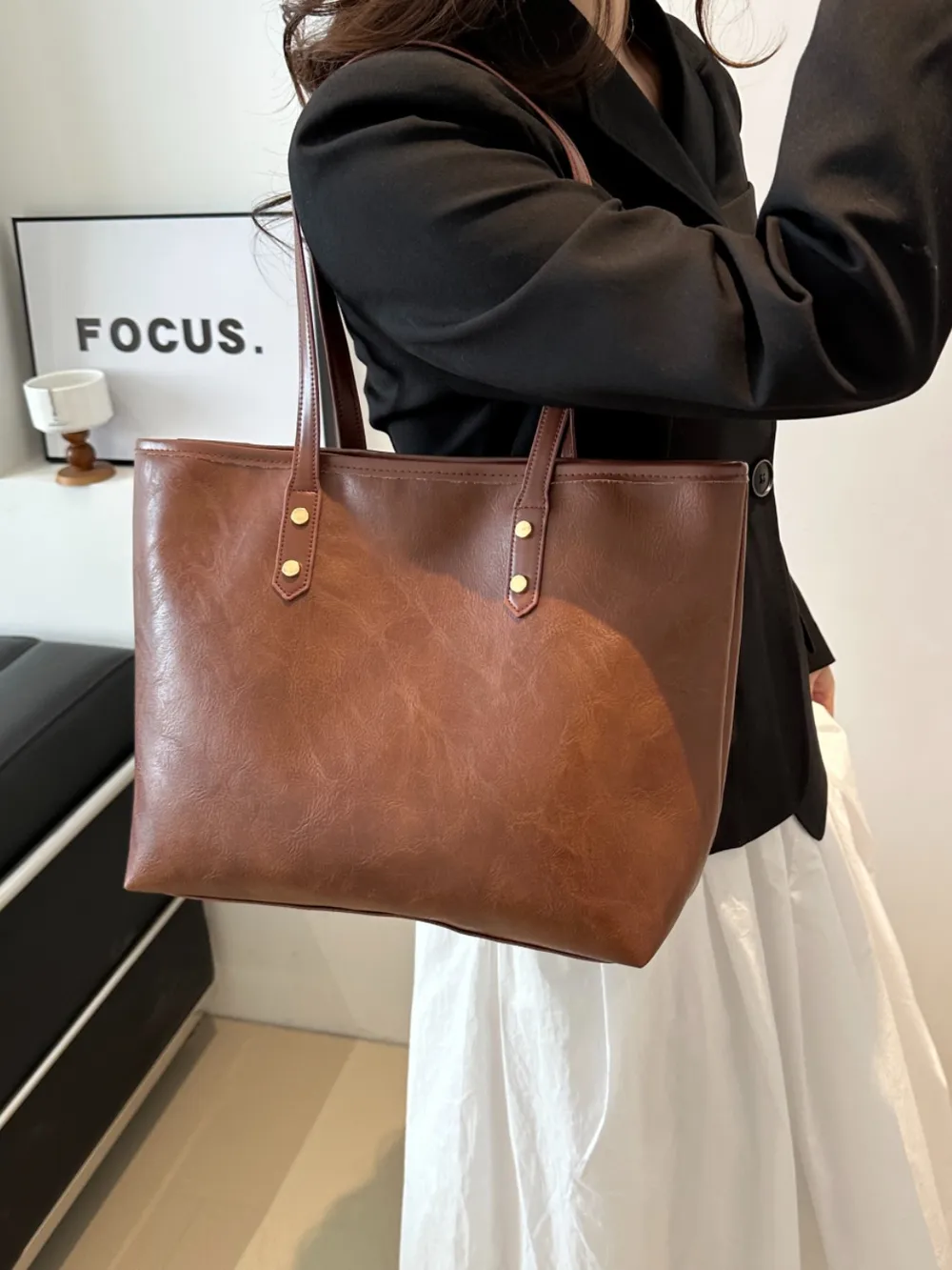 Leather Medium Shoulder Bag - Image 8