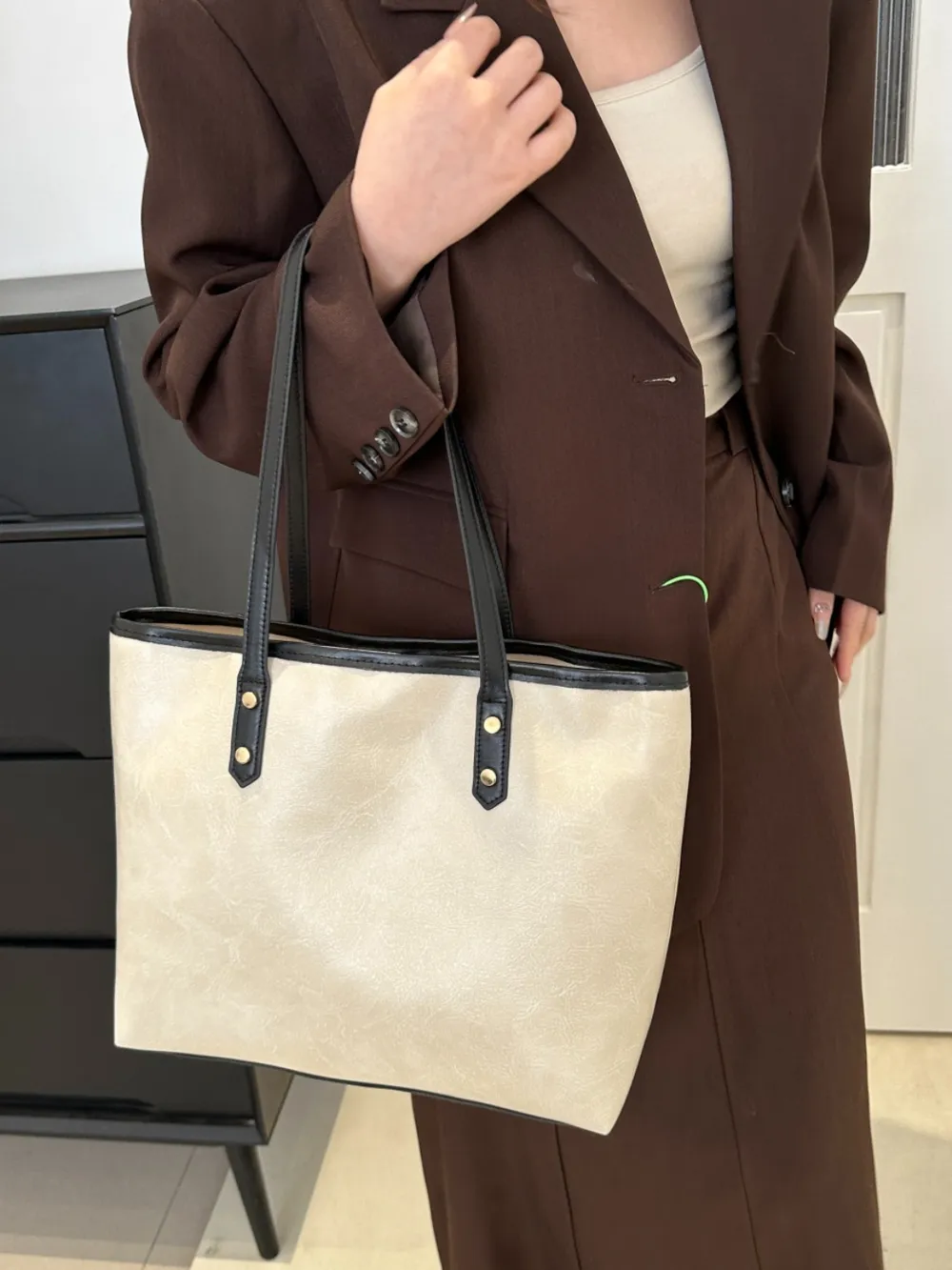 Leather Medium Shoulder Bag - Image 12