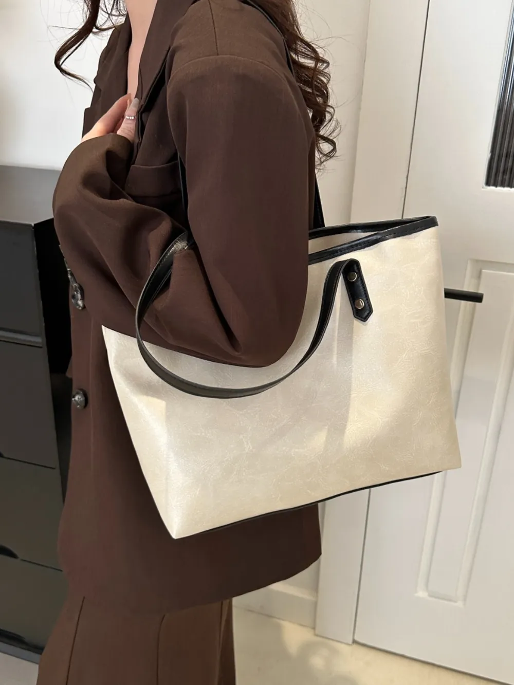 Leather Medium Shoulder Bag - Image 10