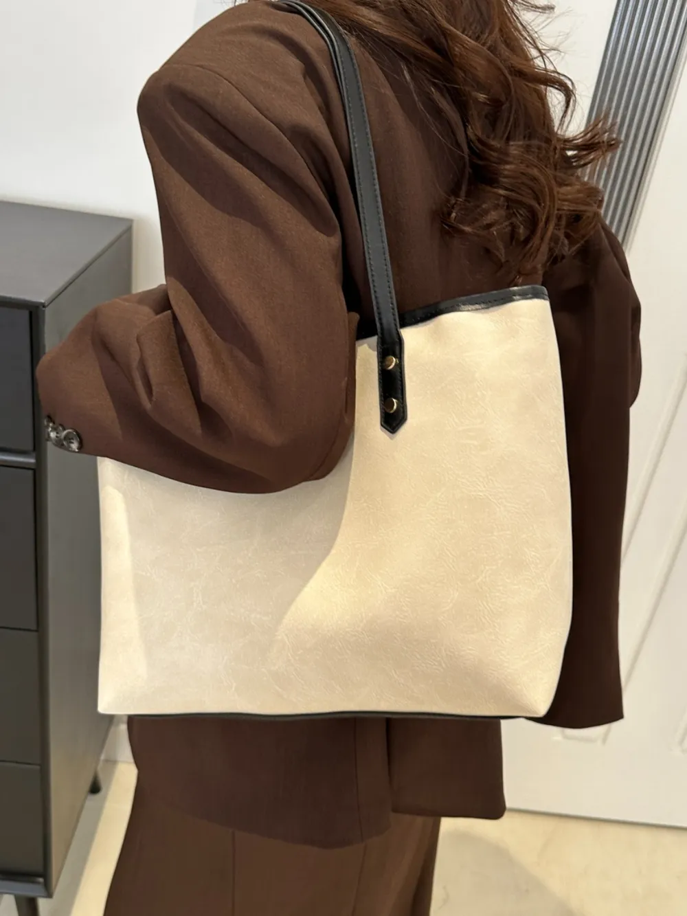 Leather Medium Shoulder Bag - Image 11
